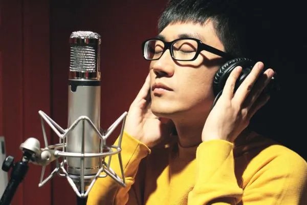 这首歌名字是什么？：流着泪说分手，我不愿让你走，我还没有罢休………