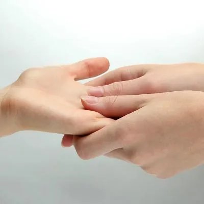 指甲上有横纹是怎么回事