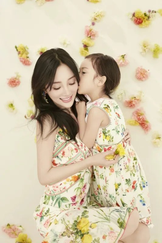 李小璐晒甜馨练舞蹲马步,她们母女间的关系怎么样?