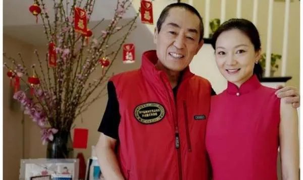 张艺谋的妻女去探班，陈婷打扮的很年轻，你羡慕张艺谋夫妻两人的爱情吗？