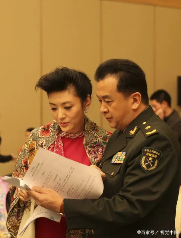 多年不见的黄宏一天内被免职带走，已经六年了，现状令人担忧，怎么回事？