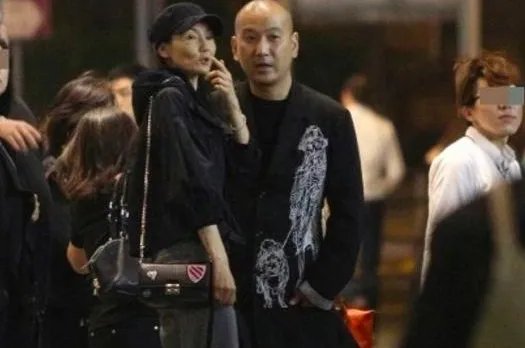 找好几个小男友，还被曝谈“忘年恋”，不足一年反被“抛弃”54岁张曼玉放飞自我？