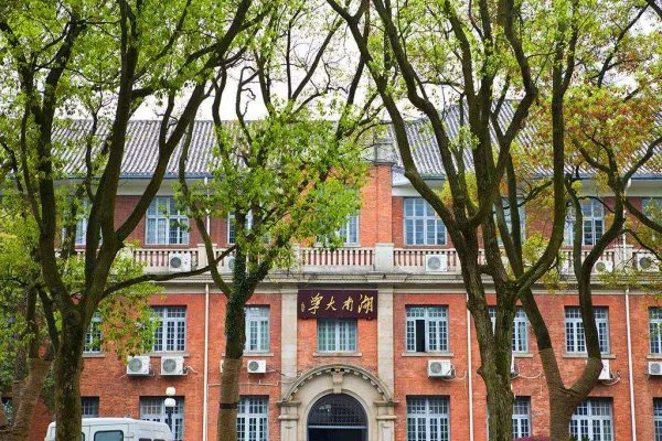 江西都昌那个要带着奶奶上大学的女孩考上了什么学校，近况如何？