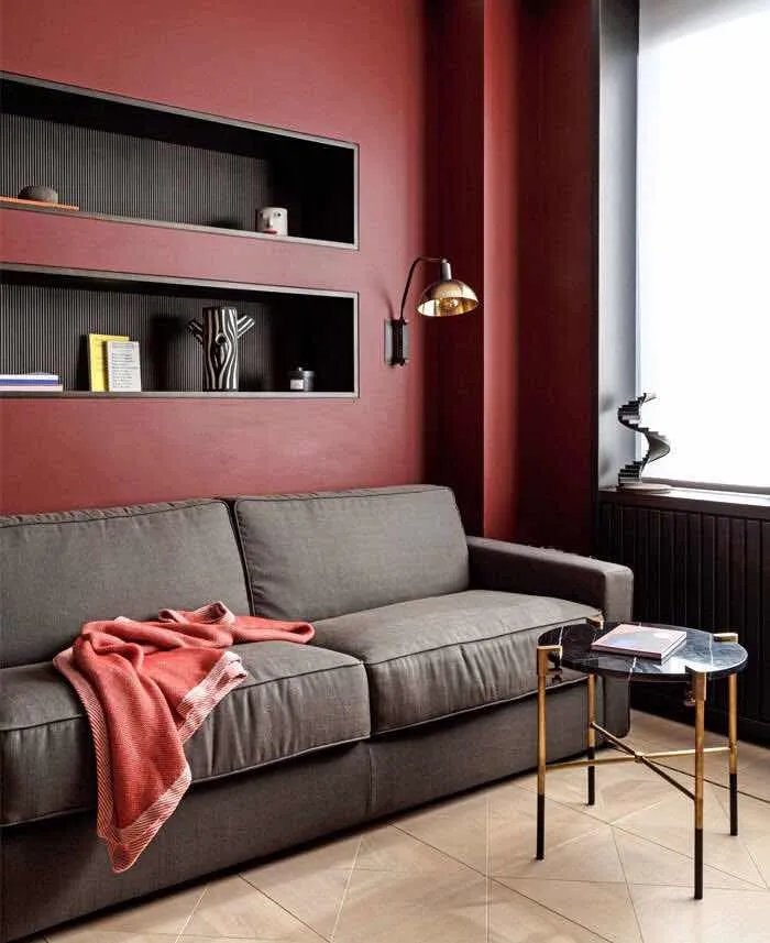 深红色打造的公寓翻新设计，效果令人惊叹！