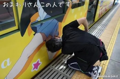 变态到极点 日本怪人猥琐“侵犯”火车上的小萝莉