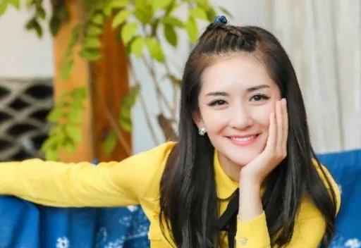 谢娜挺超大孕肚与张杰现身深圳，身材发福明显，被曝疑出境生子是真的吗？