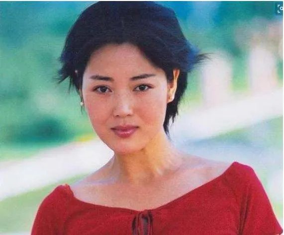 王茜华：演农村剧走红，为拍戏整容200次，今50岁现状如何？