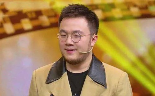 话题人物巴图晒老婆素颜照，为何网友却不断翻巴图的“旧闻”？