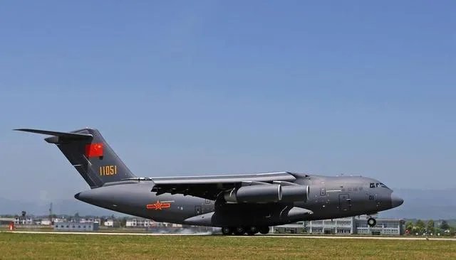 中国运-20运输机一次,能空运多少人?