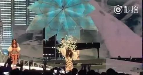 2017维密大秀，超模奚梦瑶不慎摔倒，未来的道路会如何？