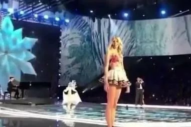 2017维密大秀，超模奚梦瑶不慎摔倒，未来的道路会如何？
