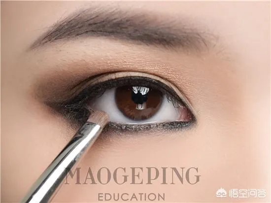 学习化烟熏妆的步骤，清纯优雅的烟熏妆？