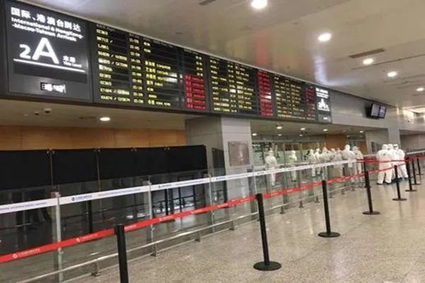 华人回国机票18万,一张瞬间被抢光,欧洲华人如今回国到底有多困难?