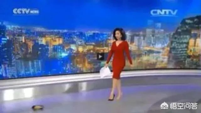 主持节目时高跟鞋掉了怎么办？