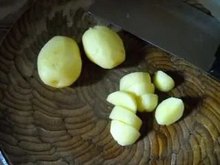 土豆炖鸡汤要如何做，土豆炖鸡汤的做法步骤