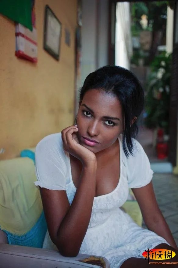 世界美女地图：罗马尼亚29岁女子穷游37国专拍正妹