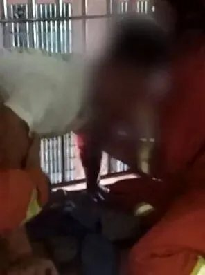 男子爬6楼救了男童自己不敢下来原因竟然是恐高