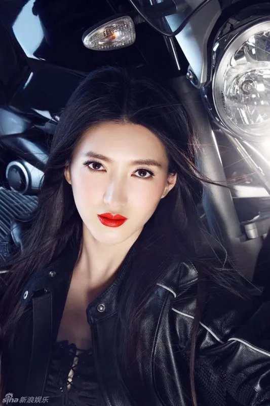 江疏影发布了一张踮脚照并祝情人节快乐，照片穿帮了吗？