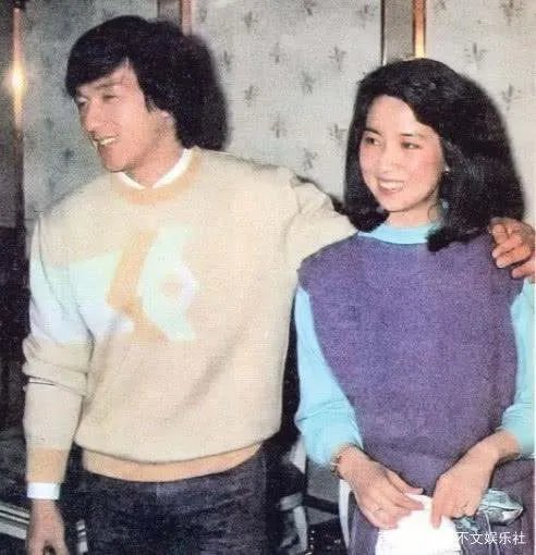 林凤娇深爱成龙这么多年,背后为何全是泪水?