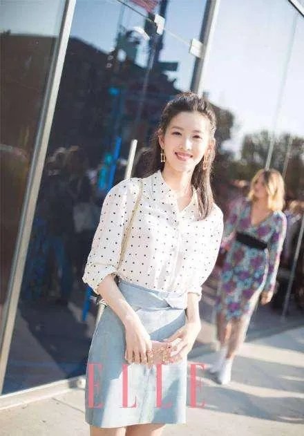 章泽天和奚梦瑶苏芒等人一起聚餐的照片中谁最气质出众？