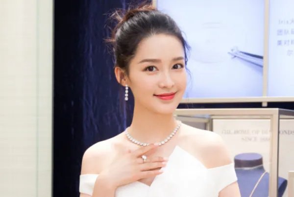 如何看待李沁工作室撤下单身声明这件事？