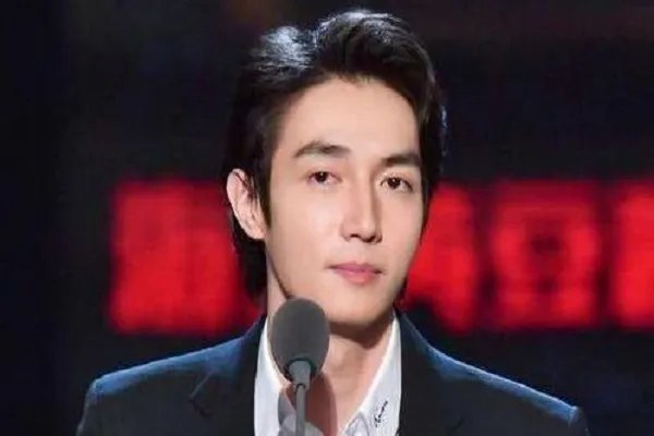 萧亚轩男友吐血送医，吐血的原因是什么？