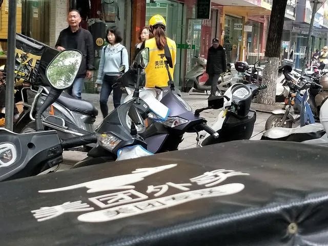 路上越来越多的女外卖骑手说明什么？