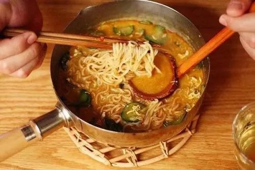 为什么方便面是卷曲的形状呢？