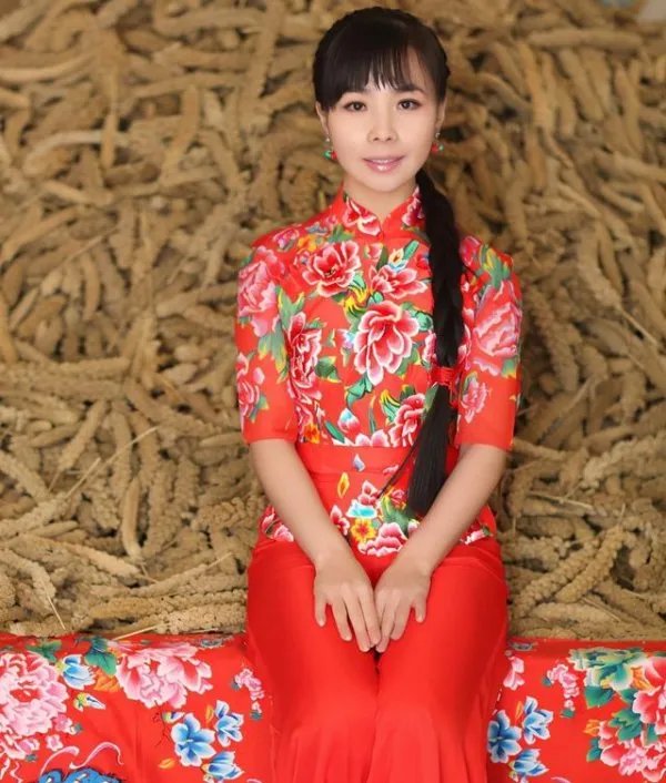 草帽姐卖惨被批炒作，嫁初恋的王二妮如今咋样？