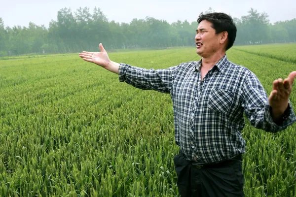 如何看待大衣哥曾外出打工住猪圈这件事？