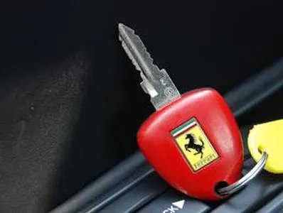 没充电器这样做竟然也能给手机充电（图）