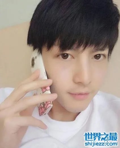 coser小小白素颜照曝光，小小白卸妆后依旧高颜值 