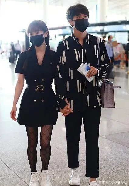 张檬金恩圣身穿条纹衬衫条纹裤,情侣装穿搭惹人羡,你认为呢?