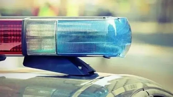 西安警方回应男子向路人泼不明液体：系瓶装饮料！如何严惩这名男子？