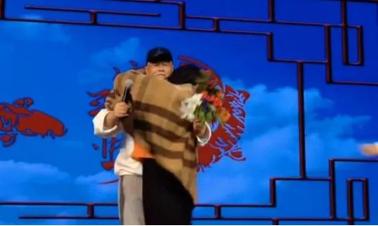 赵本山罕见登台表演，却遭女粉丝拥抱索吻，难道是徒弟故意安排？