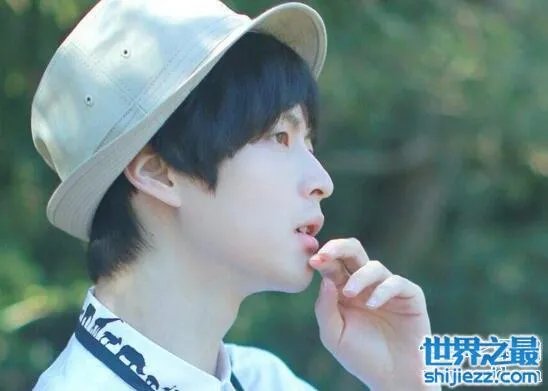 coser小小白素颜照曝光，小小白卸妆后依旧高颜值 