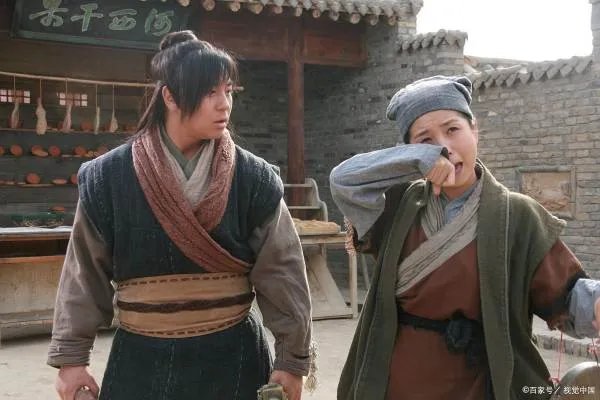 向华强都不敢惹，王宝强要行晚辈礼，释小龙究竟是什么身份？