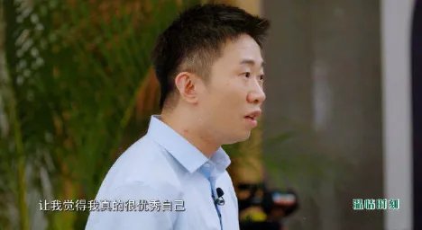 从草根变明星，笑星杨迪当场下跪感谢父母，透露辛酸史引爆泪腺，怎么回事？