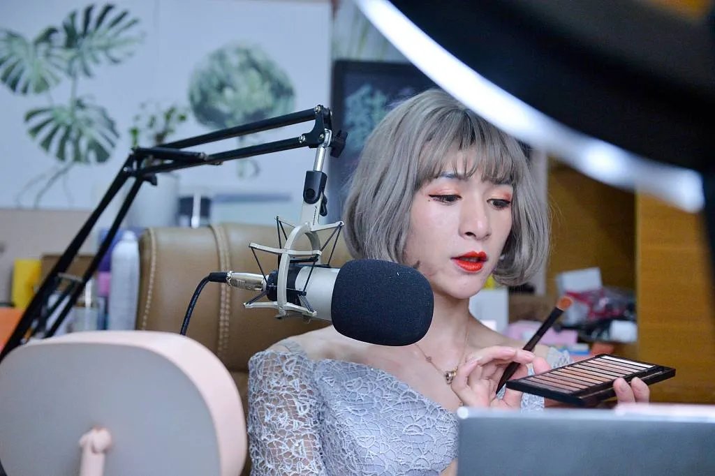 斗鱼永久封停乔碧萝直播间，直播平台该如何管控这些“骗人”事件？