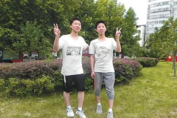如何看待湖南农村双胞胎学霸一个上清华一个上北大这件事?
