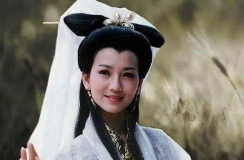 赵雅芝晒生日宴照片秀大长腿，她的状态像66岁吗？