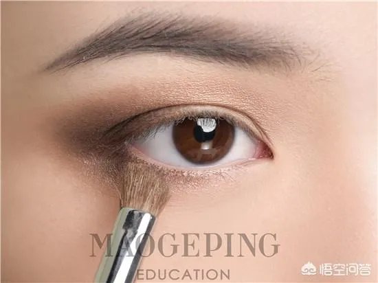 学习化烟熏妆的步骤，清纯优雅的烟熏妆？