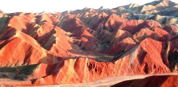 景区已介入调查丹霞地貌被刻字 刻字当事人被警方传唤