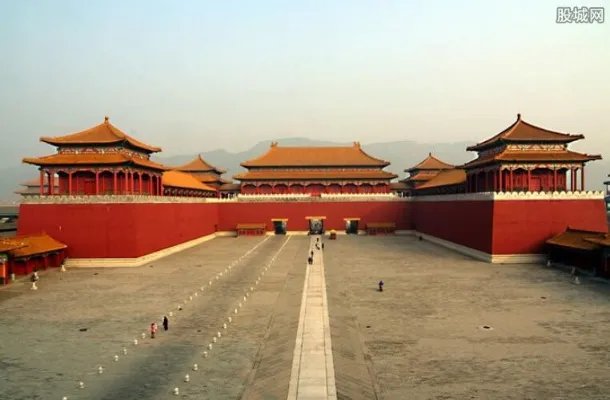 开车进故宫女子身份 揭秘高露的父母及家庭背景