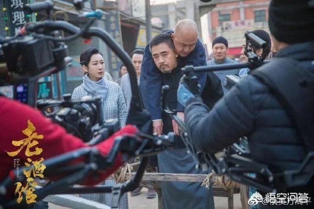 网络里有警察用手铐带走单口相声演员方清平的视频，是不是真实的犯罪，还是在拍戏？