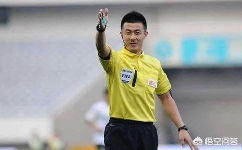 中超联赛裁判一年的年薪有多少钱呢？他们是如何选拔的？