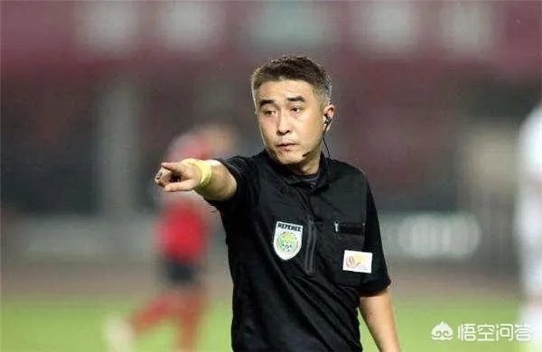 中超联赛裁判一年的年薪有多少钱呢？他们是如何选拔的？