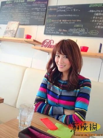 日本选美冠军山田佳子爆红网络 49岁童颜依旧