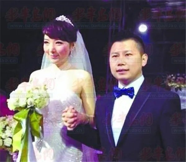 何云伟老婆陈笛黑历史开扒 何云伟第一任妻子照片女朋友月月是谁