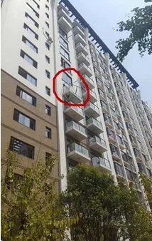 小区阳台集体垮塌是怎么回事？